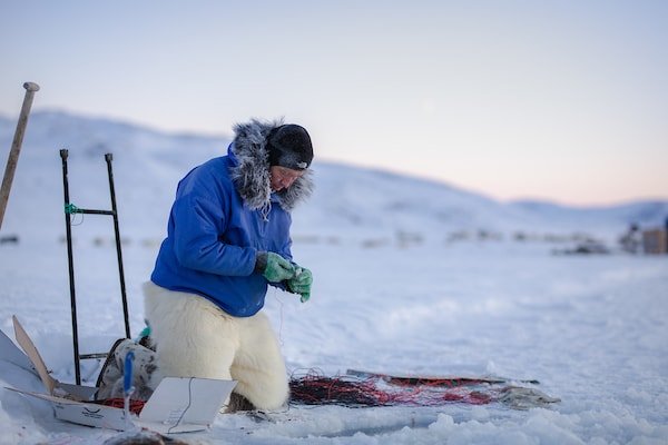 fisherman_preparing_on_the_ice