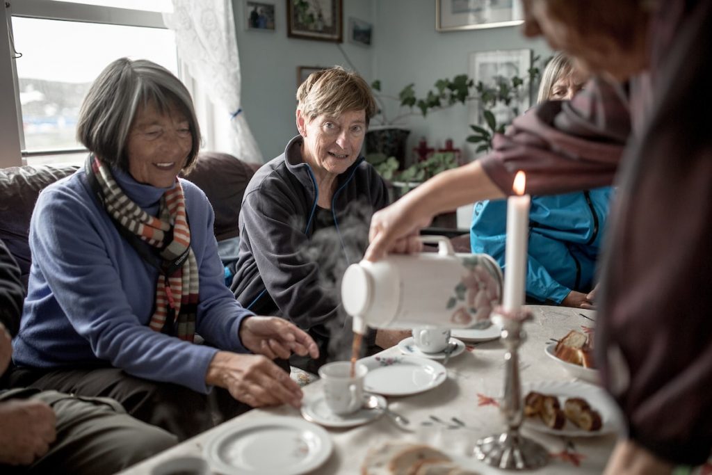 customers_enjoying_coffee_and_cake_in_sisimiut_at_kaffemik