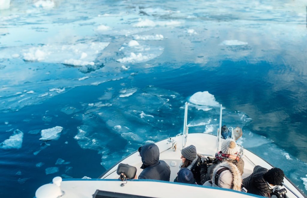 customers_enjoying_icebergs_by_boat