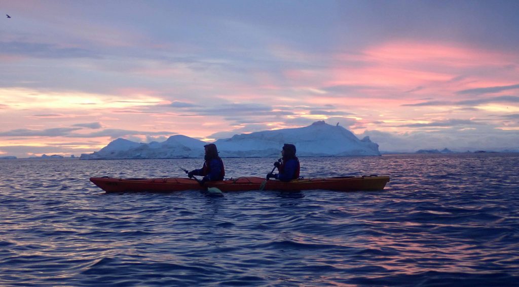 two_travellers_kayaking_in_Ilulissat_at_sunset