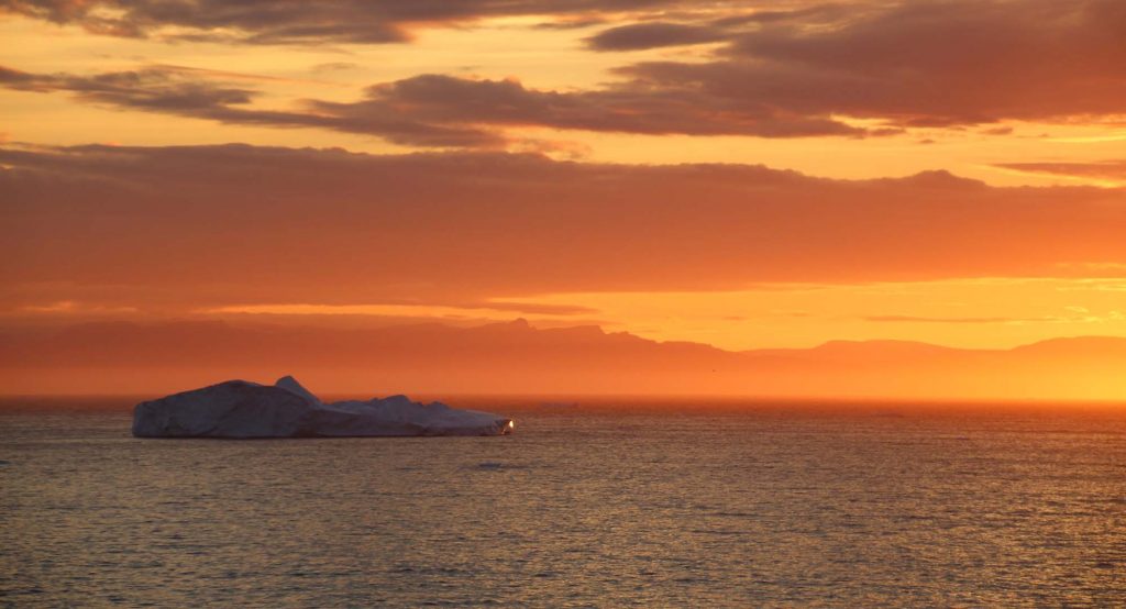 incergs_at_sunset_in_greenland_by_arctic_adventure_ApS