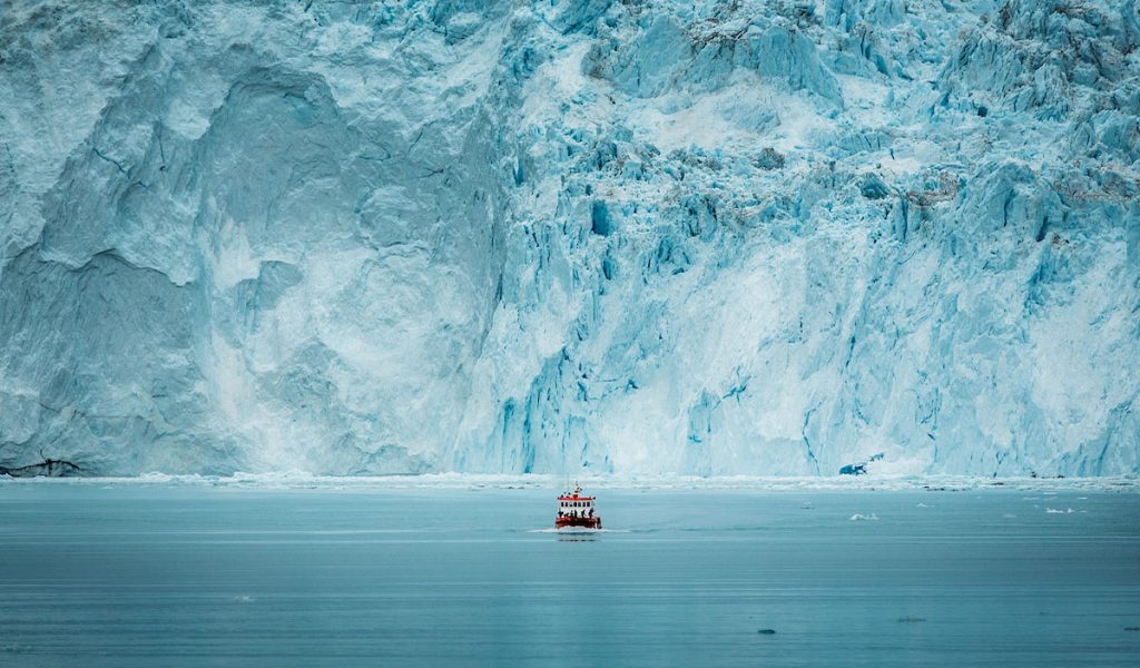 ship_in_front_of_glacier_eqi_in_Ilulissat